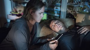 Heimliche DNA-Probe: Die schwangere Jack (Cosima Viola) hat Zweifel, dass Enzo (Toni Snétberger) der Vater ihres Kindes ist.