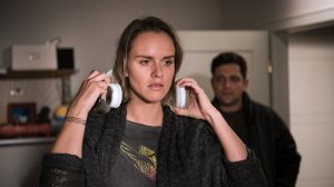 Vaterschaftstest: Jack (Cosima Viola) liegt das Testergebnis vor. Ist Enzo (Toni Snétberger) wirklich der Vater?