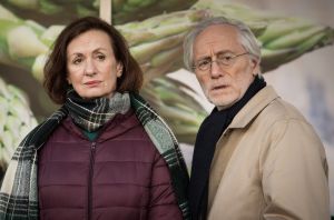In Sorge: Anna (Irene Fischer) und Hans (Joachim H. Luger) befürchten, dass Carsten ihre Hanf-Plantage der Polizei melden wird.
