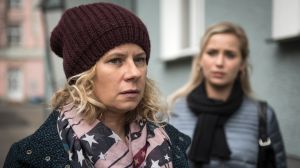 Nachdem Nina (Jacqueline Svilarov, l) den vermeintlichen „IS“-Sympathisanten Ali erschossen hat, wird sie von Presse und Passanten attackiert. (Mit im Bild Anna Sophia Claus).