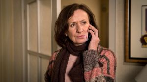 Anna (Irene Fischer) will vor ihren Urlaub heimlich ihr Marihuana an Saskia verkaufen, doch Saskia taucht nicht auf.