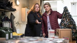 Iffi (Rebecca Siemoneit-Barum, li) und Gabi (Andrea Spatzek) sind verwundert: Warum bunkert Roland Unmengen an Vorräten in Gabis Garage?