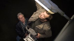 Wer hat in Rolands (Axel Holst, r) Lager herumgeschnüffelt? Seine Überwachungskamera soll es ihm verraten. (Mit im Bild: Jo Bolling).