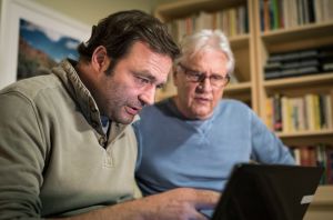 Roland (Axel Holst, li) wertet die Aufnahmen seiner Überwachungskamera aus. Er ist sicher: Jamal ist in sein Lager eingebrochen. (Mit im Bild: Jo Bolling).