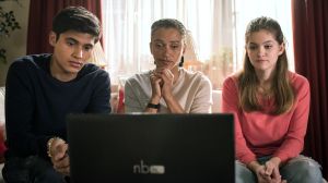 Das Musikvideo von Lara (Greta Goodworth, re) und Jamal (Aaron Rufer) für den kürzlich verstorbenen Ali ist im Internet sehr beliebt. (Mit im Bild: Sarah Masuch).