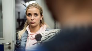 Nach der Trennung gibt Lea (Anna Sophia Claus) ihrem Ex-Freund Timo seine persönlichen Sachen und Geschenke zurück.