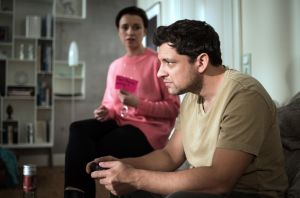 Enzo (Toni Snetberger) fristet ein depressives Dasein, seidem er weiß, dass er nicht der Vater von Jacks Kind ist. (Mit im Bild: Daniela Bette).
