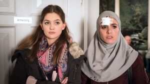 Lara (Greta Goodworth) und Meryem (Lina Zaraket) wurden Opfer eines Überfalls.
