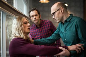 Trotz ihres Leberschadens setzt Sunny (Martin Walde) die Hormontherapie fort - und riskiert damit ihr Leben. (Mit im Bild: Philipp Neubauer und Joris Gratwohl, re).