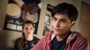 Lara (Greta Goodworth) hat Internet-Star Jojo (Robin Blase) geküsst. Wird Laras Freund Jamal (Aaron Rufer, r) ihr verzeihen?