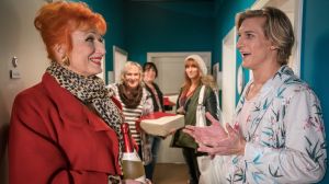 Im Rahmen ihrer Gastrolle "Viktoria" berichtet die transsexuelle Schauspielerin Zazie de Paris gemeinsam mit den Transfrauen Xenia Eßbach (Nathalie Niemuth und Stella Stützner (von links) in dieser "Lindenstraße"-Folge über das Leben als Transfrau und erklärt den Unterschied zwischen Sexualität und Identität. (Mit im Bild Martin Walde).