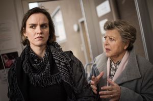 Jack (Cosima Viola, l) beschließt nach vorne zu schauen. Als Helga (Marie-Luise Marjan) mitbekommt, dass Timo der Vater von Jacks Kind sein soll, gerät Jack jedoch wieder in ein Chaos aus Emotionen und Erwartungshaltungen.