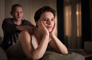 Angelina (Daniela Bette) verfolgt wieder einen Plan: Sie hat die Nase voll vom Start Up und möchte ihre Anteile verkaufen. Dafür muss sie aber einen der anderen Teilhaber auf ihre Seite bringen.
