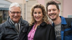 Crossover zwischen den ARD-Serienhits "In aller Freundschaft" und "Lindenstraße". Am Set der "Lindenstraße" und in den Folgen 1670 und 1671 zu sehen: Sarah Marquardt (Alexa Maria Surholt), Verwaltungschefin der Leipziger Sachsenklinik, hier mit Timo Zenker (Michael Baral) und Andy Zenker (Jo Bolling, l.)