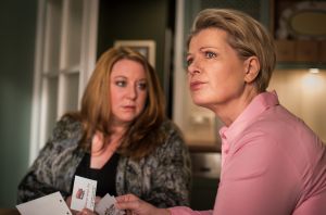 Gabi (Andrea Spatzek) kann nicht verstehen, was Iffi (Rebecca Siemoneit-Barum, l.) an Roland findet. Und dann kommt Iffi auch noch auf eine Idee, die sie alles andere als begeistert.