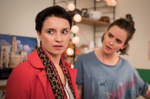 Angelina (Daniela Bette, l.) weiß, wer der Vater von Jacks (Cosima Viola) Kind ist. Und wer Angelina kennt, ahnt, dass sie dieses Geheimnis strategisch für sich nutzen wird.