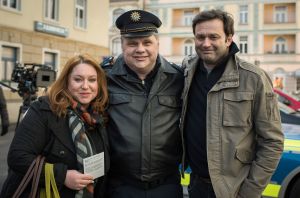 Als Drehbuchautor sehnt man sich manchmal nach „seinen“ Figuren oder möchte sogar eine Rolle in „seiner“ Geschichte spielen: Jens Schleicher (Mitte) mimte einen Polizisten und hatte am Set Spaß mit Iffi (Rebecca Siemoneit-Barum) und Roland (Axel Holst).