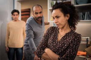Zwischen Neyla (Dunja Dogmani) und Yussuf (Ayman Cherif, m.) kommt es weiterhin zu Spannungen, weil sie unterschiedliche Lebensentwürfe haben. Ihr Sohn Jamal (Aaron Rufer) ist alles andere als glücklich darüber.