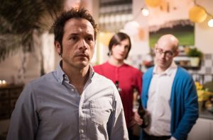 Alex (Joris Gratwohl) steht unter Druck: Als Sunny (Martin Walde, m.) und Philipp (Philipp Neubauer, r.) ihn mit dem Verdacht konfrontieren, dass Angelina ihn erpresst, schweigt er verdächtig.