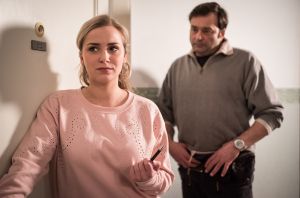 Lea (Anna Sophia Claus) kommt eine zündende Idee, als sie mitbekommt, dass Roland (Axel Holst) momentan in einem Zelt in der Nähe der Lindenstraße lebt.