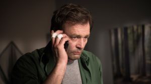 Roland (Axel Holst) ist am Ende. Verzweifelt versucht er, Kontakt zu seinem Sohn Konstantin aufzubauen, der ihm aus dem Weg geht.
