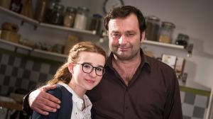Zwei, die sich gut verstehen: Iffis Tochter Antonia (Katharina Witza), für die die Konfirmation sehr wichtig ist, mit Roland (Axel Holst). Die Zuschauer wurden 2017 dazu aufgerufen, auf lindenstrasse.de darüber zu entscheiden, ob sich Antonia konfirmieren lassen sollte oder nicht. Denn Antonias Eltern Iffi und Momo zögerten, ob sie den Wunsch ihrer Tochter respektieren sollten. Die Zuschauer plädierten für JA. Und sehen in dieser Folge das Ergebnis ihrer Wahl!