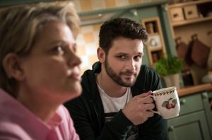 Während Andy noch immer sauer auf Konstantins Verhalten auf Antonias Konfirmationsfeier ist, hat Gabi (Andrea Spatzek) Verständnis. Konstantin (Arne Rudolf) erinnert sie an ihren verstorbenen Sohn Max.
