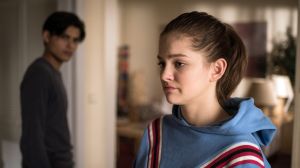Lara (Greta Goodworth) ist verzweifelt: Ihre Abreise in die USA steht bevor und Jamal (Aaron Rufer) weiß immer noch nichts von ihren Plänen. Wie wird er reagieren?