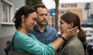 Der große Tag ist gekommen: Lara (Greta Goodworth) reist in die USA ab. In die Freude mischt sich bei der 18-Jährigen auch Traurigkeit. Iris (Sarah Masuch) und Alex (Joris Gratwohl) versuchen, gefasst zu bleiben.