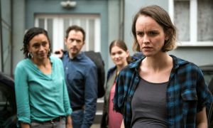 Jack (Cosima Viola, r.) ist zwar schon über dem errechneten Geburtstermin, versucht aber ruhig zu bleiben. Geht es ihr wirklich gut, fragen sich Iris (Sarah Masuch, l.), Alex (Joris Gratwohl) und Lara (Greta Goodworth), die auf dem Weg zum Flughafen sind?