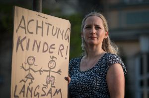 Lisa (Sontje Peplow) macht sich große Vorwürfe wegen Simons Unfall. Sie möchte irgendetwas tun und beschließt, die Autofahrer in der Lindenstraße aufzufordern, langsam zu fahren. Doch ändert das etwas an ihrer Schuld?
