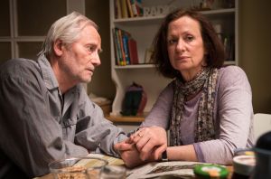 Anna (Irene Fischer) weiß, dass ihrem Hans (Joachim Luger) das Laufen gut tut. Andererseits macht sich große Sorgen: Übernimmt er sich nicht, wenn er den Jakobsweg geht?
