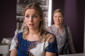 Weil Tanja (Sybille Waury, r.) sich um Simon kümmern muss, ist Lea (Anna Sophia Claus) im Friseursalon stark gefordert. Sogar am Tag ihrer Gesellenprüfung hat sie Dienst. Lea ist ziemlich sauer.
