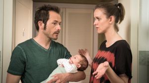 Der kleine Elias ist da! Und damit sind Jack (Cosima Viola) und Alex (Joris Gratwohl) plötzlich Eltern eines gemeinsamen Kindes.
