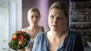 Die Stimmung zwischen Lea (Anna-Sophia Claus) und Tanja (Sybille Waury, r) ist noch immer sehr angespannt. Lea versucht es sogar mit einem Blumenstrauß, aber kann sie Tanja damit umstimmen, ihre Kündigung zurückzunehmen?
