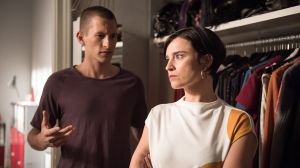 Nico (Jannik Scharmweber) versteht die Bedenken von Angelina (Daniela Bette) nicht. Was ist so falsch daran, wenn er in Kevin Riedels Fitness-Kette einsteigt?
