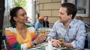 Als Iris (Sarah Masuch) im ‚Akropolis‘ den smarten Kevin Riedel (Christian Wunderlich) kennenlernt, blüht sie auf. Zwischen den beiden beginnt es zu knistern.
