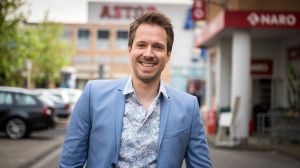 Christian Wunderlich, Schauspieler, Sänger, Songwriter und einstiges Teenie-Idol, übernimmt in der Serie eine Gastrolle. Unter der Regie von Dominikus Probst spielt der Kölner Kevin Riedel, den smarten Neffen zweiten Grades von Dr. Dressler und somit Cousin von Angelina. Der 38-Jährige ist happy mit seiner Rolle: „In den 80ern habe ich die Serie häufig mit meiner Familie zusammen verfolgt. Für mich ist der Gastauftritt also wie eine Reise zurück in meine Kindheit und eine große Freude. An der Figur des Kevin Riedel gefällt mir die Uneindeutigkeit: Er ist weder der Gute noch der Böse. Er ist einfach ein Mensch, der aus nachvollziehbaren Gründen nicht nachvollziehbare Entscheidungen trifft."
