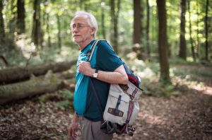 Hans (Joachim Luger) begibt sich mal wieder in den Wald, um laufen zu gehen. Schließlich will er fit für den Jakobsweg sein!
