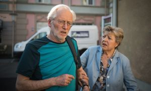 Ausgerechnet Helga (Marie-Luise) bekommt mit, dass Hans (Joachim Luger) nach einem Trainingslauf einen Anfall erleidet. Hoffentlich erzählt sie Anna nichts davon!
