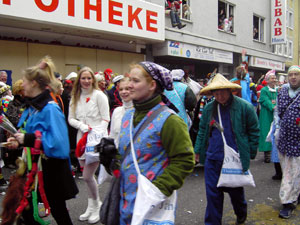 Sontje Peplow (Lisa Hoffmeister), Amorn Surangkanjanajai (Gung Pham Kien)