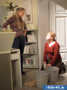 Alles im Eimer: Lisa (Sontje Peplow,li) und Andrea (Beatrice Kaps-Zurmahr) wischen die verschütteten Urinproben auf.