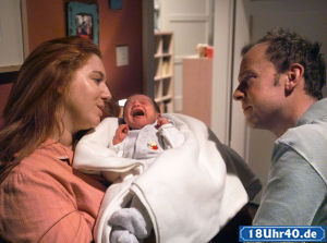 Keine schwere Geburt: Iffi (Rebecca Siemoneit-Barum) und Jan (Philipp Brammer) freuen sich ber die Geburt von Antonia.