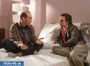 Momo (Moritz Zielke, re) bittet seinen Bruder Philipp (Philipp Neubauer) um einen groen Gefallen: Er soll eine Speichelprobe von Baby Antonia besorgen.