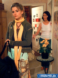 Urszula (Anna Nowak, re) kann nicht verhindern, dass Franziska (Ines Lutz) die gesammelte Habe ihres Vaters aus der Wohnung rumt.