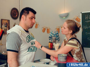 Lisa (Sontje Peplow, re) ist verzweifelt: Seit sie auf Ollis Forderung eingegangen ist, will Murat (Erkan Gndz) nichts mehr von ihr wissen.