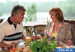 Frhstck mit Aussicht: Bruno (Heinz Marecek) und Isolde (Marianne Roge) verbringen einen Kurzurlaub im Allgu.