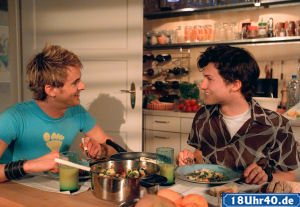 Lindenstrae: Lotti (Gunnar Solka, li) kmmert sich um Felix (Marc Oliver Moro) whrend Carsten und Kthe in der Toskana weilen.
