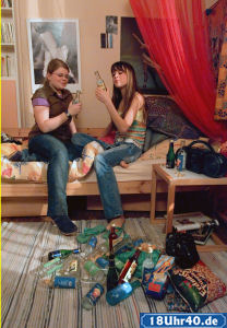 Lindenstrae: Sophie (Dominique Kusche, li) und Irina (Karolin Dubberstein) wollen testen, wieviel Akohol sie vertragen.
