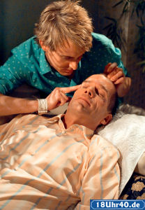 Lindenstrae:Lotti (Gunnar Solka, li) verwhnt Carsten (Georg Uecker) mit einer Entspannungsmassage. Er rechnet sich Chancen bei dem jungen Arzt aus.